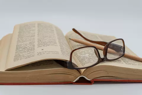 livre-ouvert-lexique-sur-le-livre-possède-des-lunettes-et-un-crayon