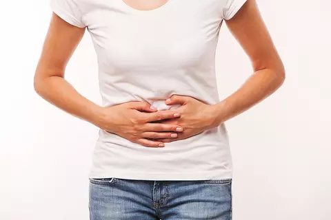 personne-se-tient-les-mains-sur-le-ventre-spasmodique-flatulences-digestion-gaspan-schwabe-pharma
