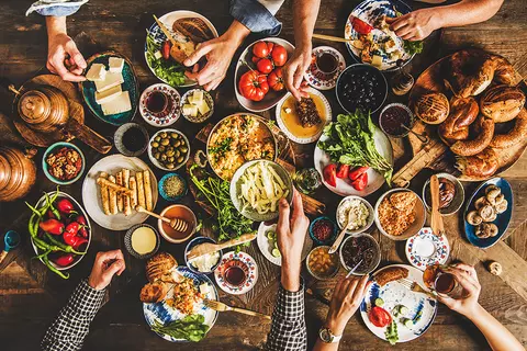 table-riche-divers-plats-8-pauvres-saisir-bon-manger-digestion-gaspan-schwabe-pharma