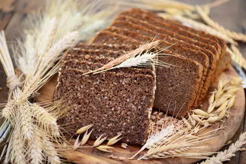 Korb mit Roggenbrot (ballaststoffreich)