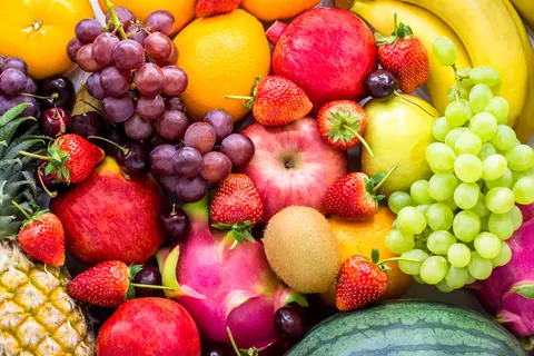 Obstauswahl mit Trauben, Erdbeeren und Äpfeln – Ernährung, die bei Blähungen eine Rolle spielen kann.