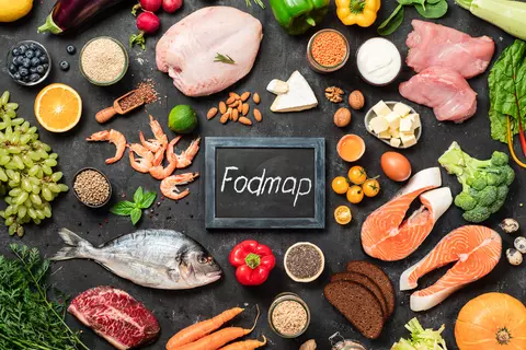FODMAP als Begriff in der Mitte, umgeben von Lebensmitteln (Ernährung bei Blähungen).