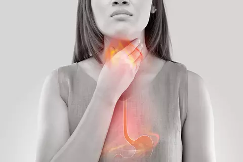 femme-qui-se-tient-la-main-au-cou-représentation-de-l'œsophage-bonne-digestion-gaspan-schwabe-pharma