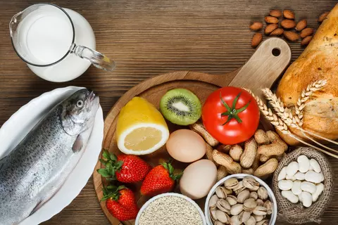 bonne-alimentation-méditerranée-poisson-kiwi-tomate-œufs-lait-noix-plateau-bonne-digestion