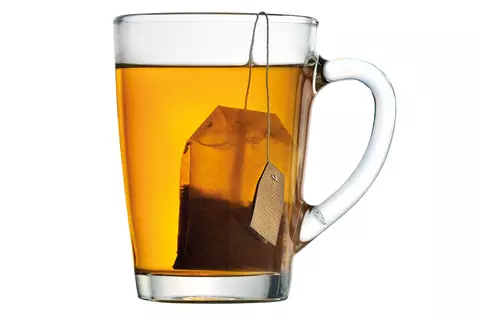 tasse-de-thé-noir-tree-et-sac-à-thé-bonne-digestion