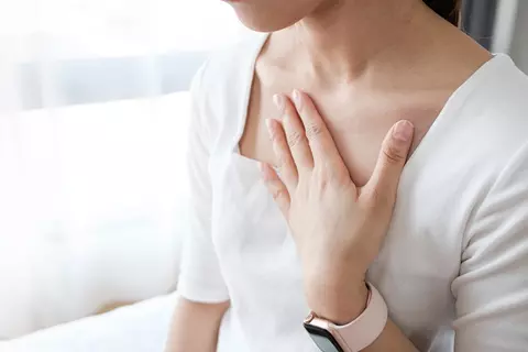 femme-qui-se-tient-la-main-au-cou-brûlure-d'estomac-gaspan