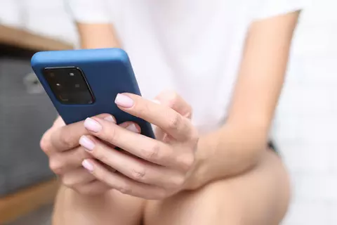 frau-sitzt-auf-der-toilette-mit-handy-in-den-händen-verstopfung-gute-verdauung