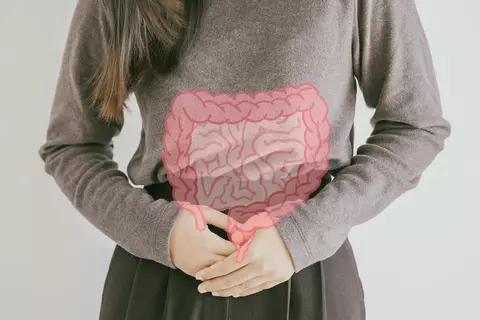 person-hält-sich-beide-hände-auf-den-bauch-zeichnung-eines-darms-auf-dem-bauch-gute-verdauung