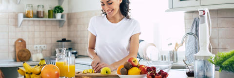 frau-in-der-küche-bereitet-essen-zu-gesund-essen-verdauung