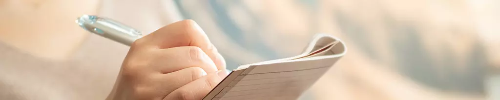 femme-qui-a-un-cahier-et-un-crayon-dans-la-main-autotest-gaspi-problèmes-digestifs