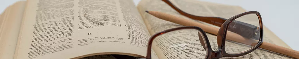livre-ouvert-lexique-sur-le-livre-possède-des-lunettes-et-un-crayon