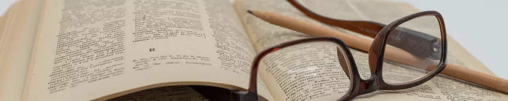 glossar-brille-liegt-auf-lexikon-gaspan-fragen-antworten-faq